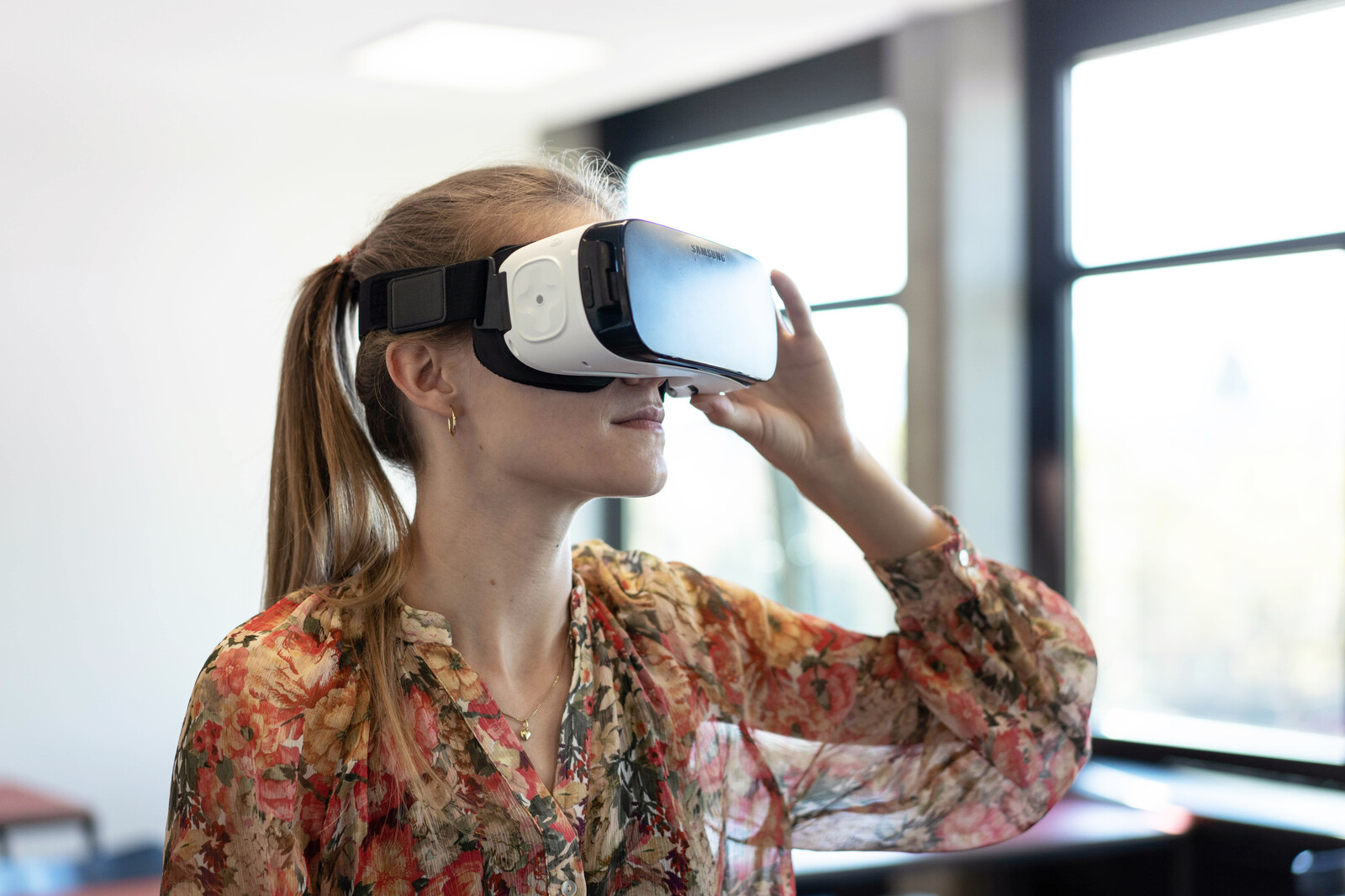 Eine Person schaut durch eine VR-Brille.