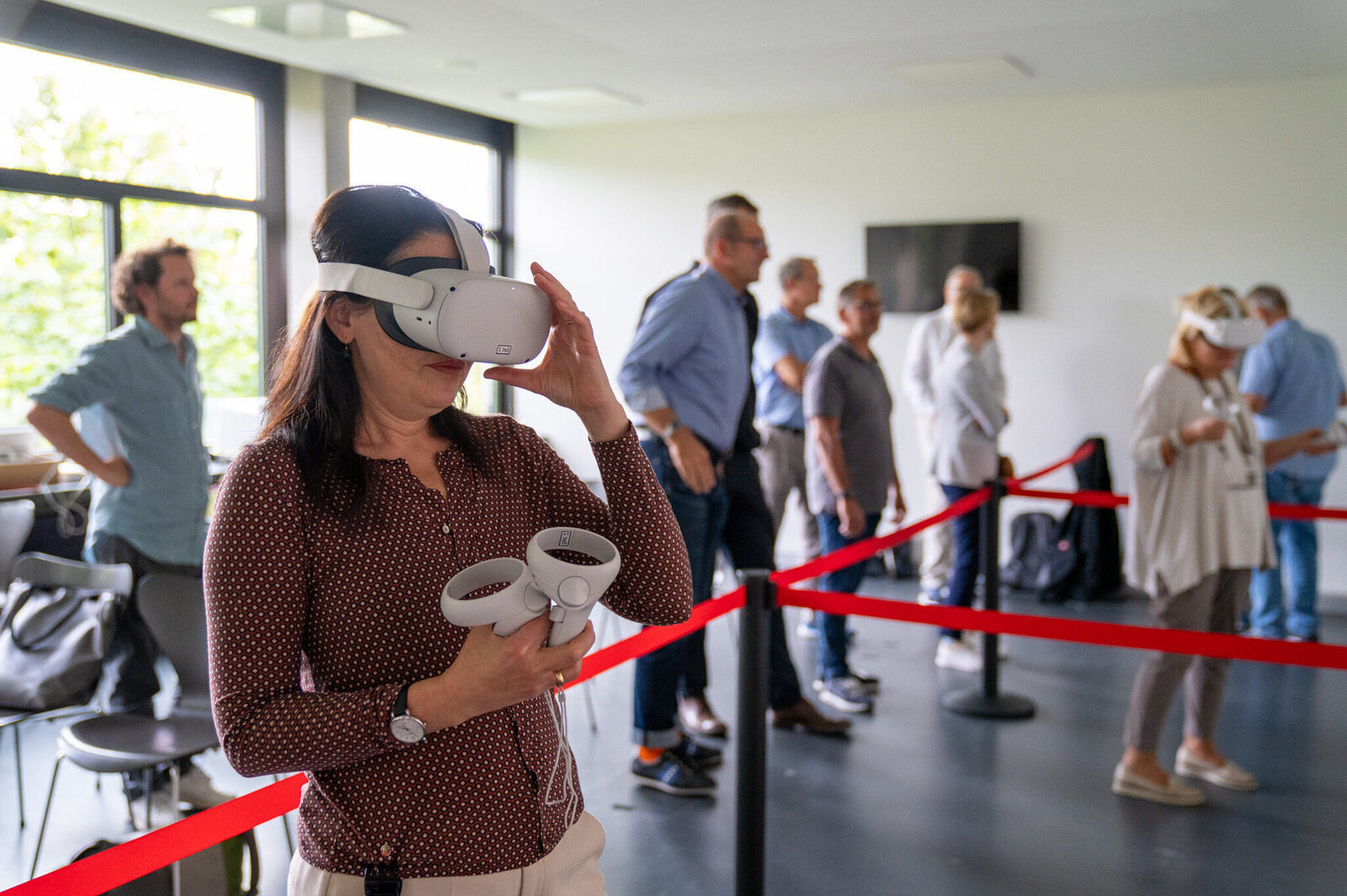 eine Besucherin des Spatial Computing Lab der EB Zürich besucht mit einer VR-Brille virtuelle Welten