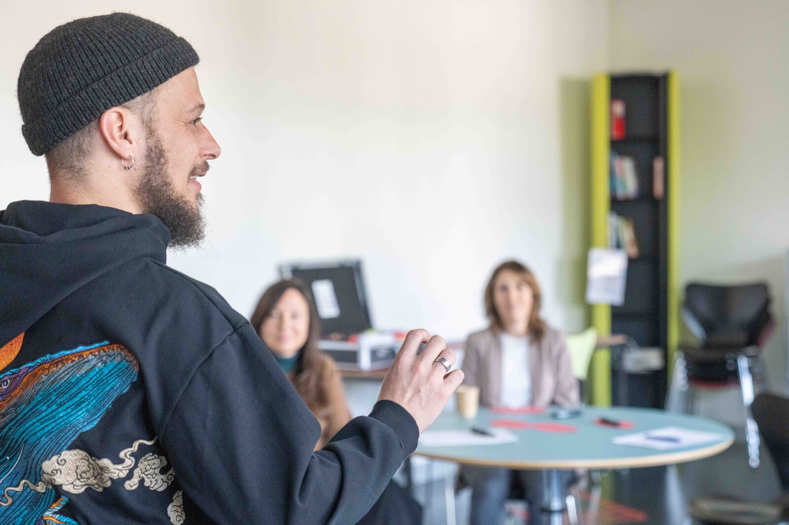 Teilnehmer im Kurs SVEB-Zertifikat Ausbilder/-in präsentiert vor der Gruppe seine Mini-Lektion