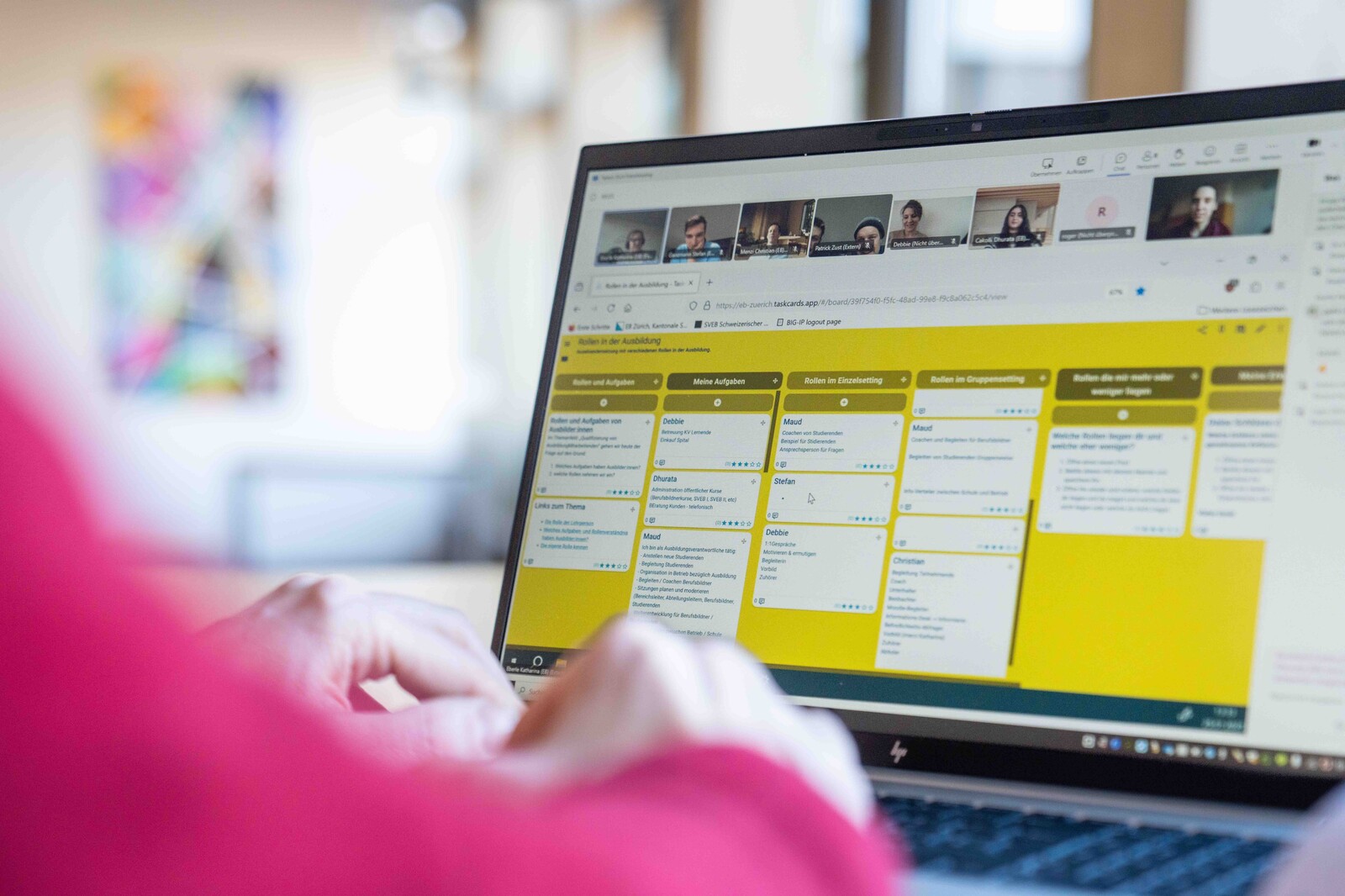 an einem Notebook bearbeitet eine Kursteilnehmerin ein Online-Tool
