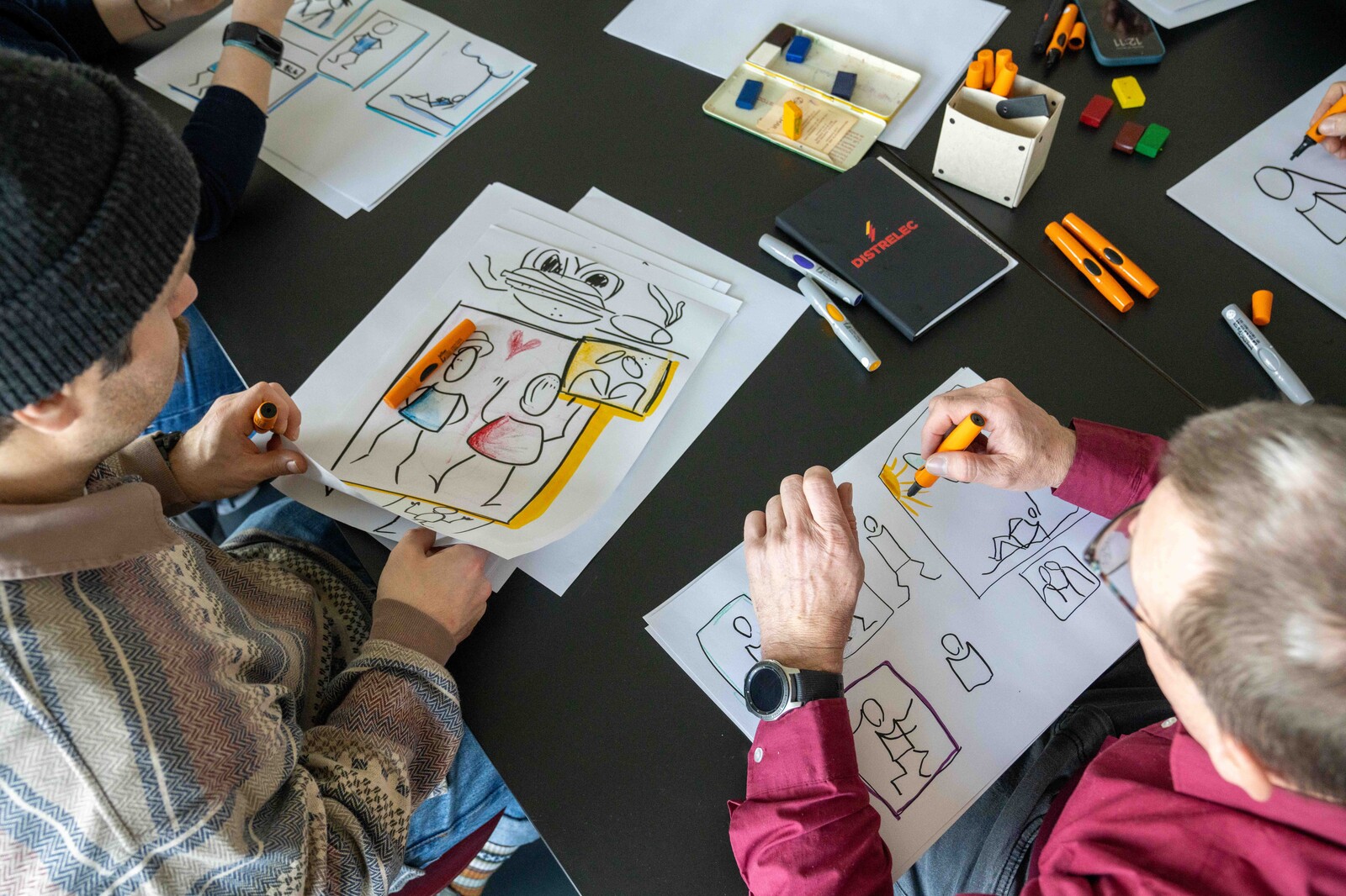 Kursgruppe Erwachsenenbildung zeichnet Bilder für den Kurs