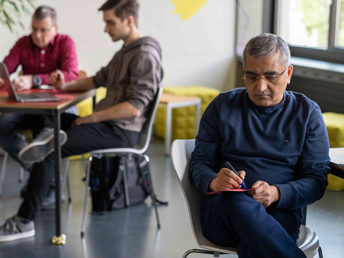 Kursteilnehmer macht sich Notizen