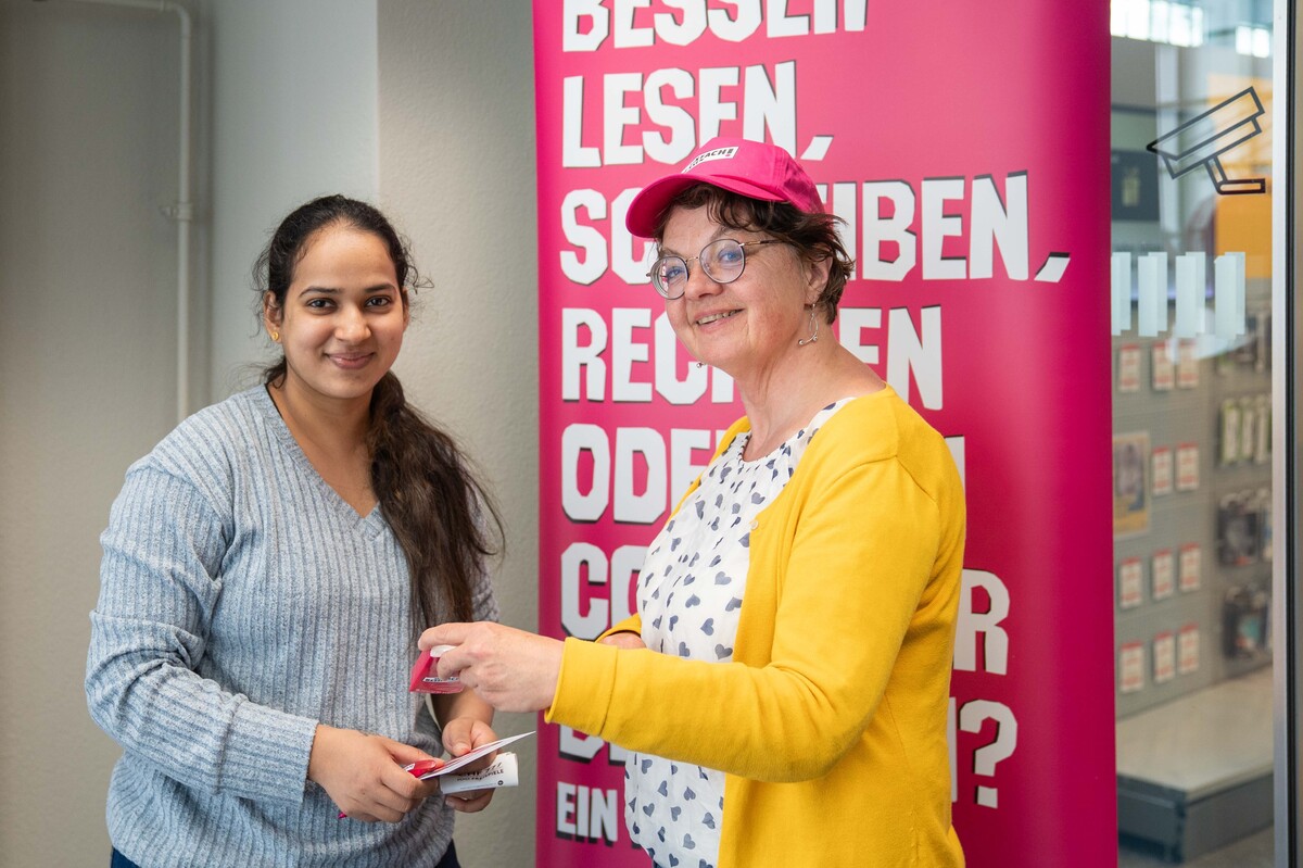 Gruppe Botschafterinnen und Botschafter Grundkompetenzen – Standaktion in Post Limmatplatz