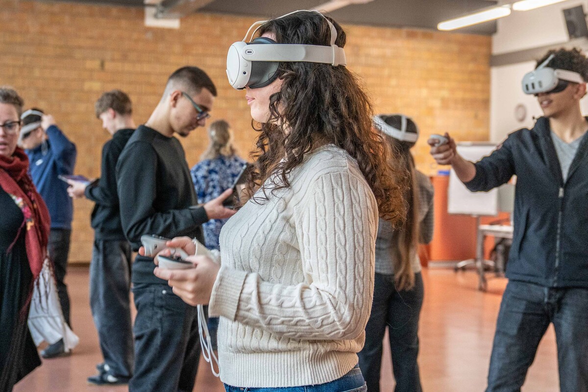 EB Zürich, Makerspace 3D, Personen üben mit VR Brillen