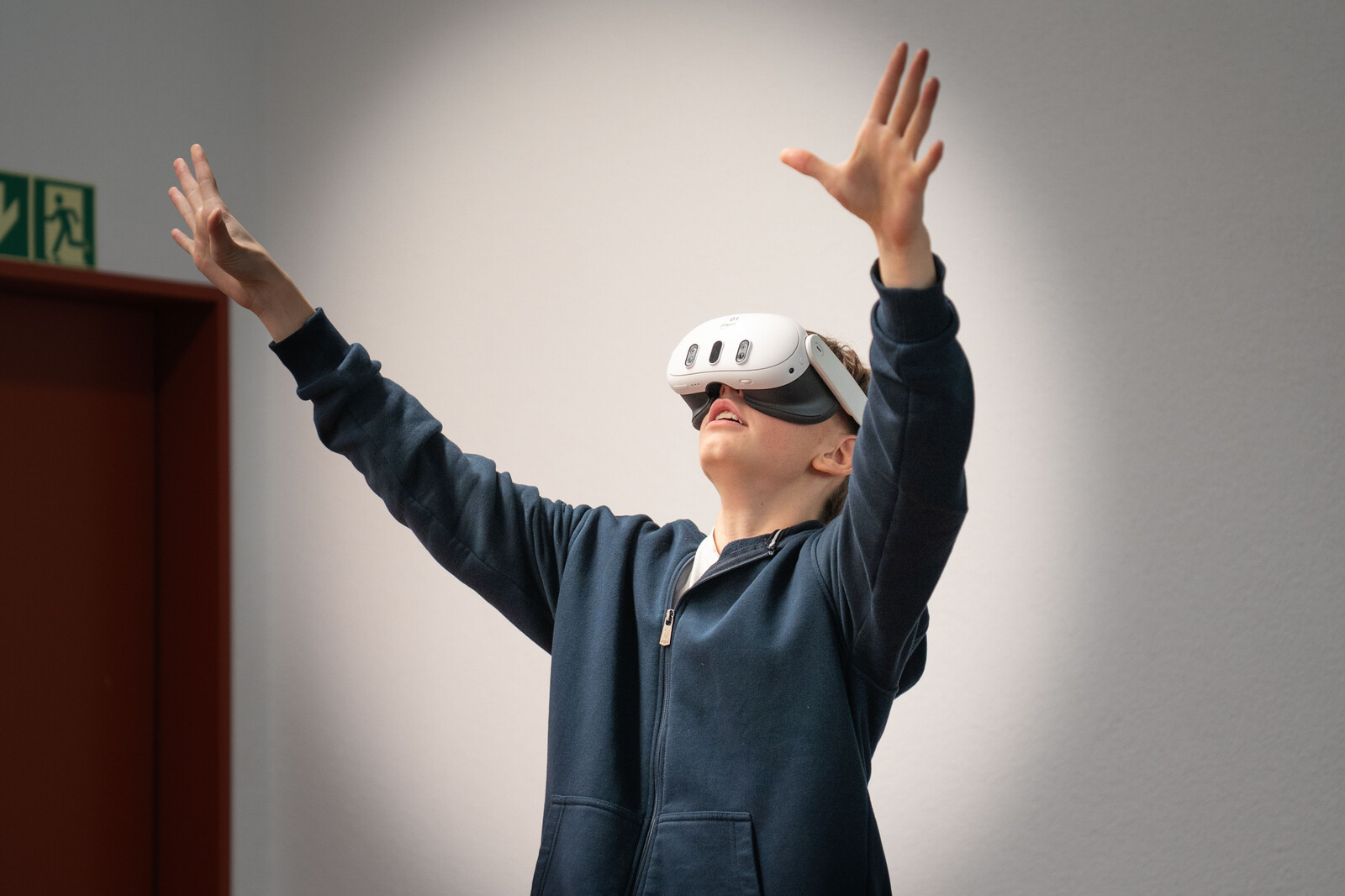 EB Zürich, Makerspace 3D, Personen üben mit VR Brillen