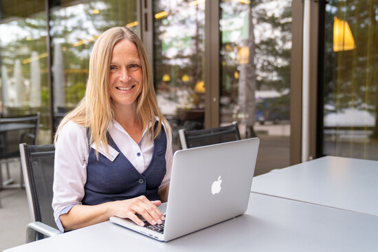 Sandra arbeitet jetzt gerne mit ihrem Compi, danke des Computerkurses an der EB Zürich.