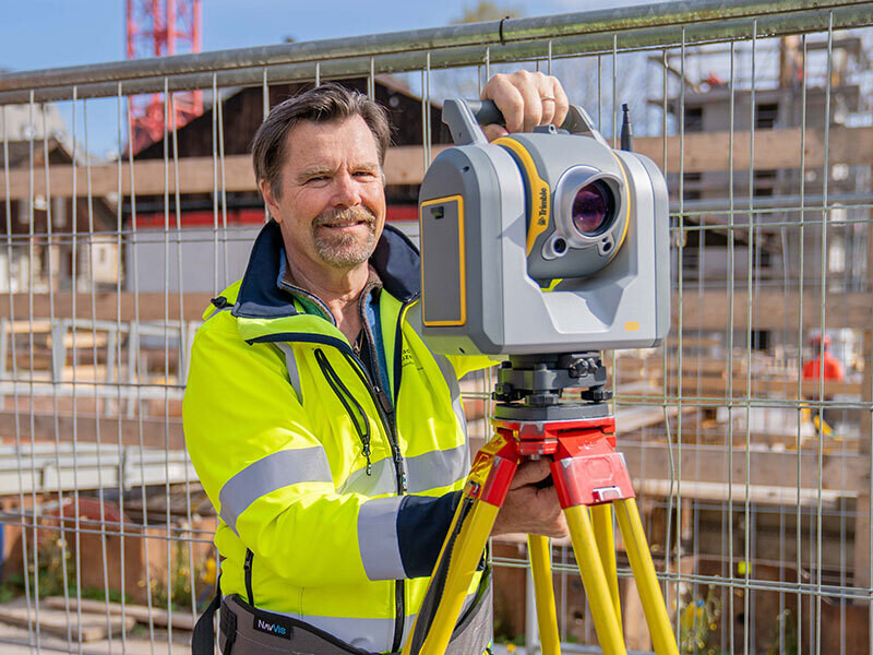 Geomatiktechniker Roli Theiler bei der Arbeit