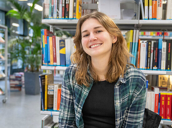 Berufslernende Corinne ind er Bibliothek der BMS in Zürich