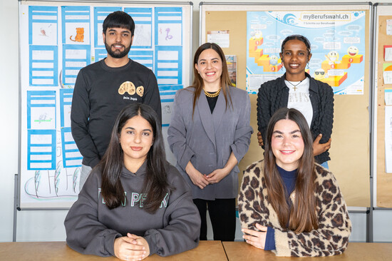 die fünf Studierenden aus START Berufsbildung posieren vor Pinwänden für das Foto