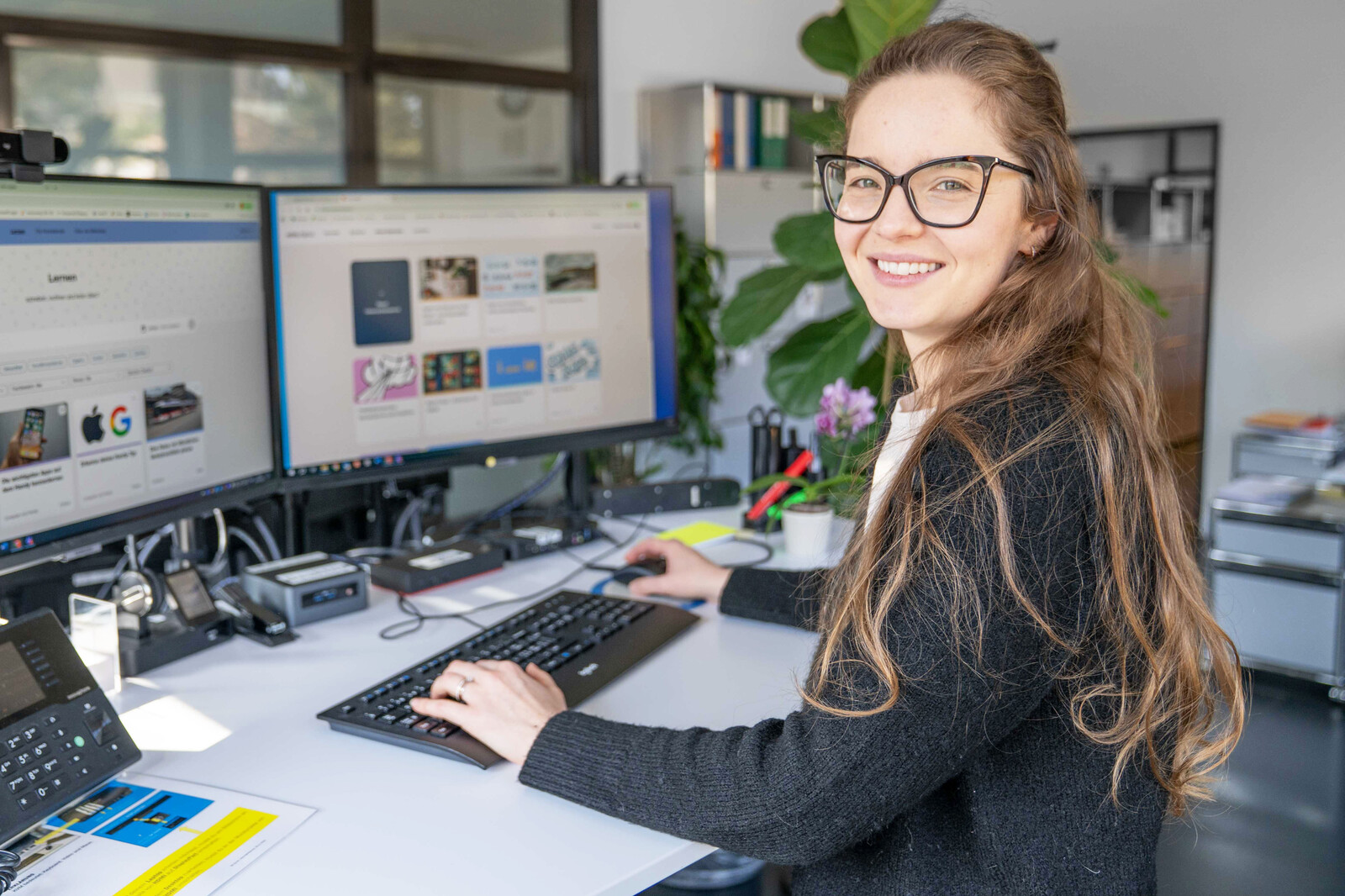 Kursleiterin Larissa Karkhaneh-Bucher arbeitet am Schreibtisch mit der Digitalen Bibliothek Grundkompetenzen