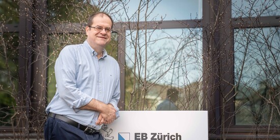 Rektor Dr. Stephan Berndt steht vor dem Gebäude der EB Zürich und der KME.