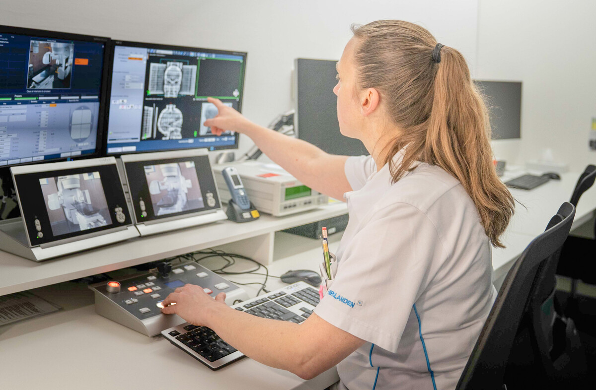 Radiologiefachfrau Maud de Graaf bei der Arbeit