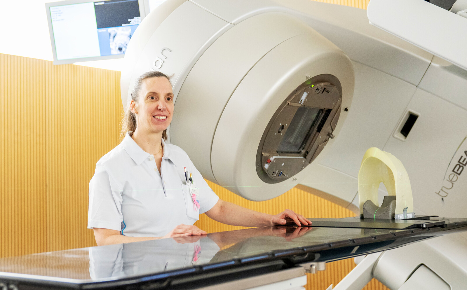 Maud de Graaf vor dem Bestrahlungsgerät