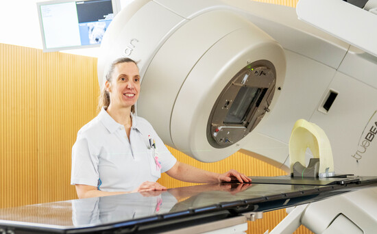 Maud de Graaf vor dem Bestrahlungsgerät