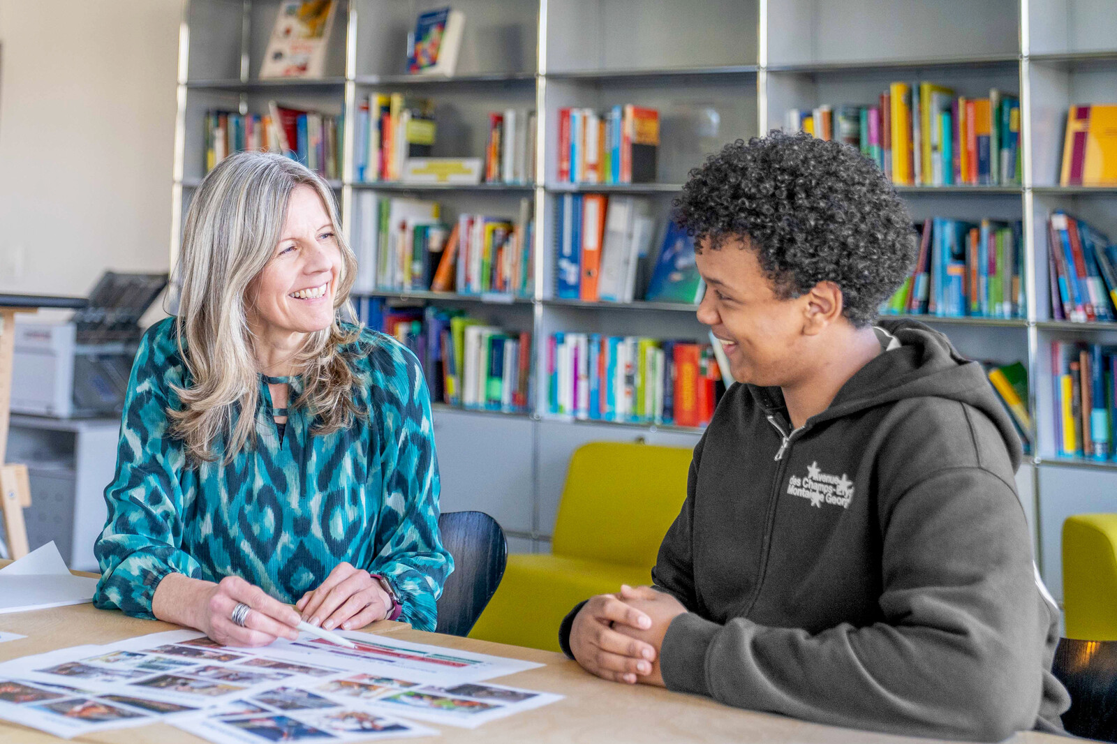 Laufbahnberaterin Lisa H. im Gespräch mit einem Teilnehmer START! Berufsbildung