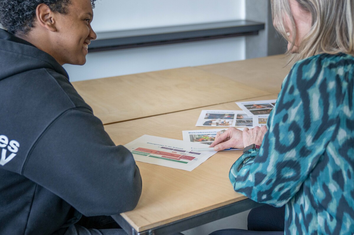 Laufbahnberaterin Lisa H. im Gespräch mit einem Teilnehmer START! Berufsbildung