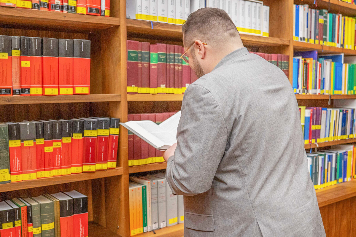Martin Holliger, Leiter Grundbildung des Notariatsinspektorats des Kantons Zürich, in der Bibliothek