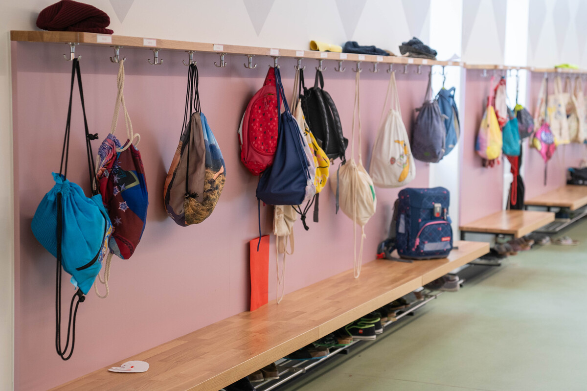 Gang mit Taschen in einer Kita