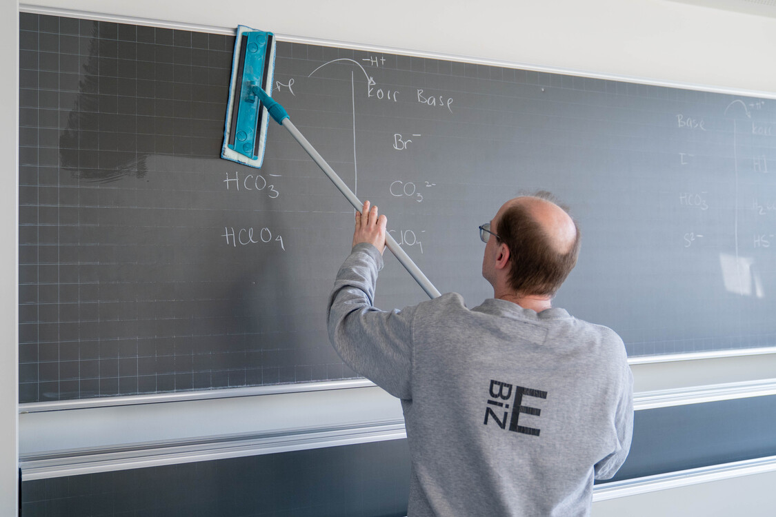 der Hausdienst der EB Zürich bei seiner Arbeit, Tafel putzen