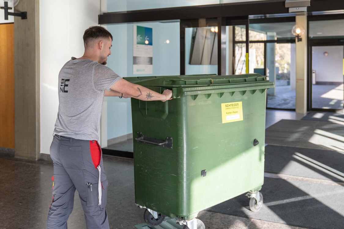 der Hausdienst der EB Zürich bei seiner Arbeit, Papiercontainer