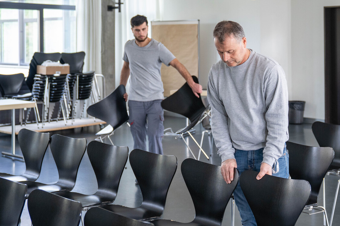 der Hausdienst der EB Zürich bei seiner Arbeit, Aula einrichten