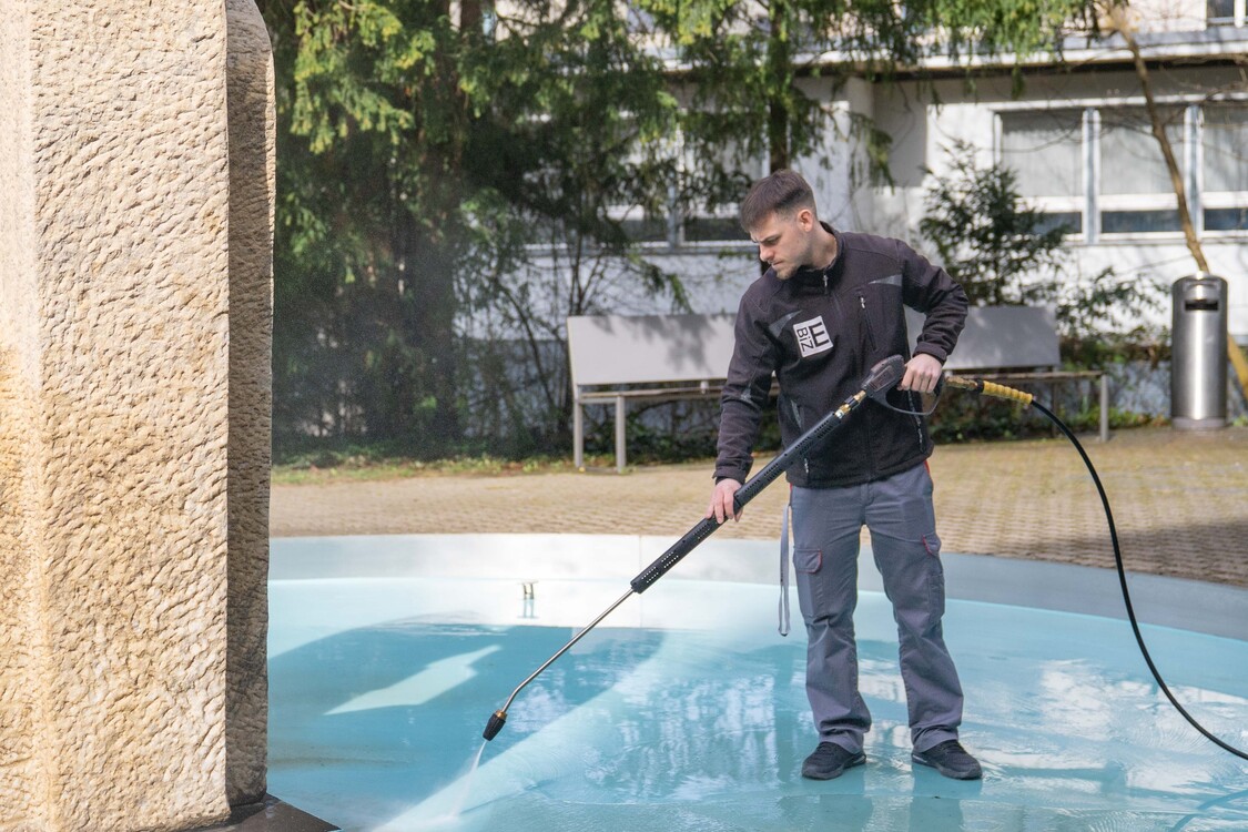 der Hausdienst der EB Zürich bei seiner Arbeit, Brunnen putzen