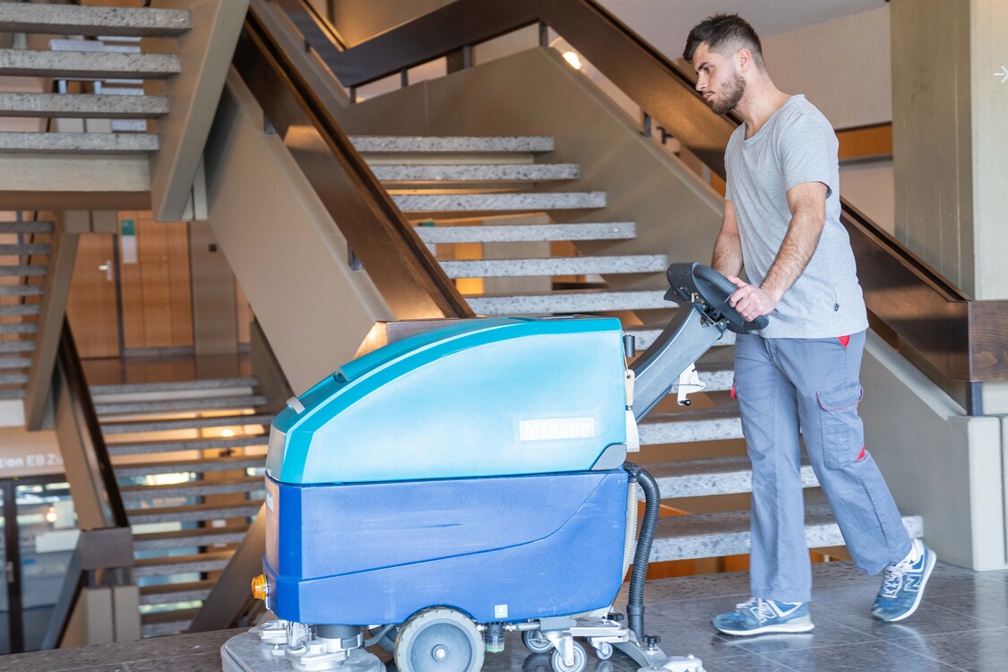 der Hausdienst der EB Zürich bei seiner Arbeit, Treppen putzen