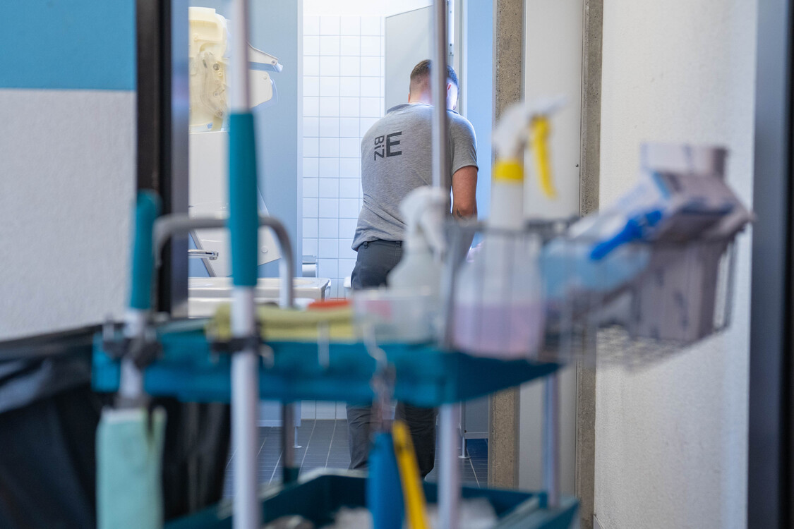 der Hausdienst der EB Zürich bei seiner Arbeit, WC putzen