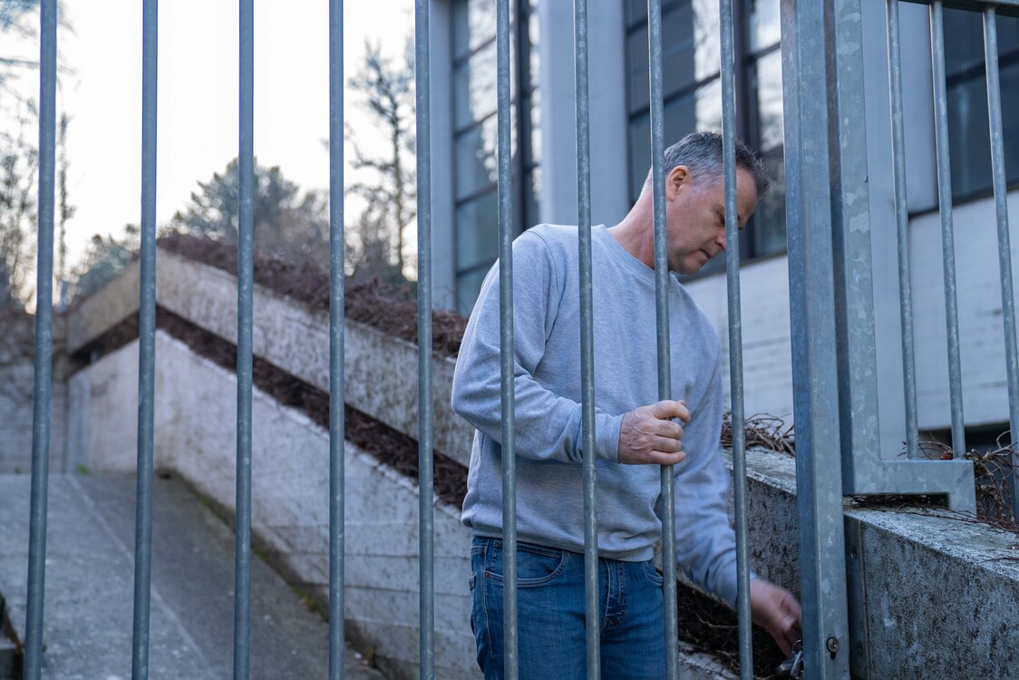 der Hausdienst der EB Zürich bei seiner Arbeit, Tor aufsperren