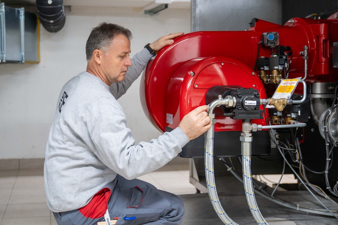 der Hausdienst der EB Zürich bei seiner Arbeit; der Abwart kontrolliert die Heizung