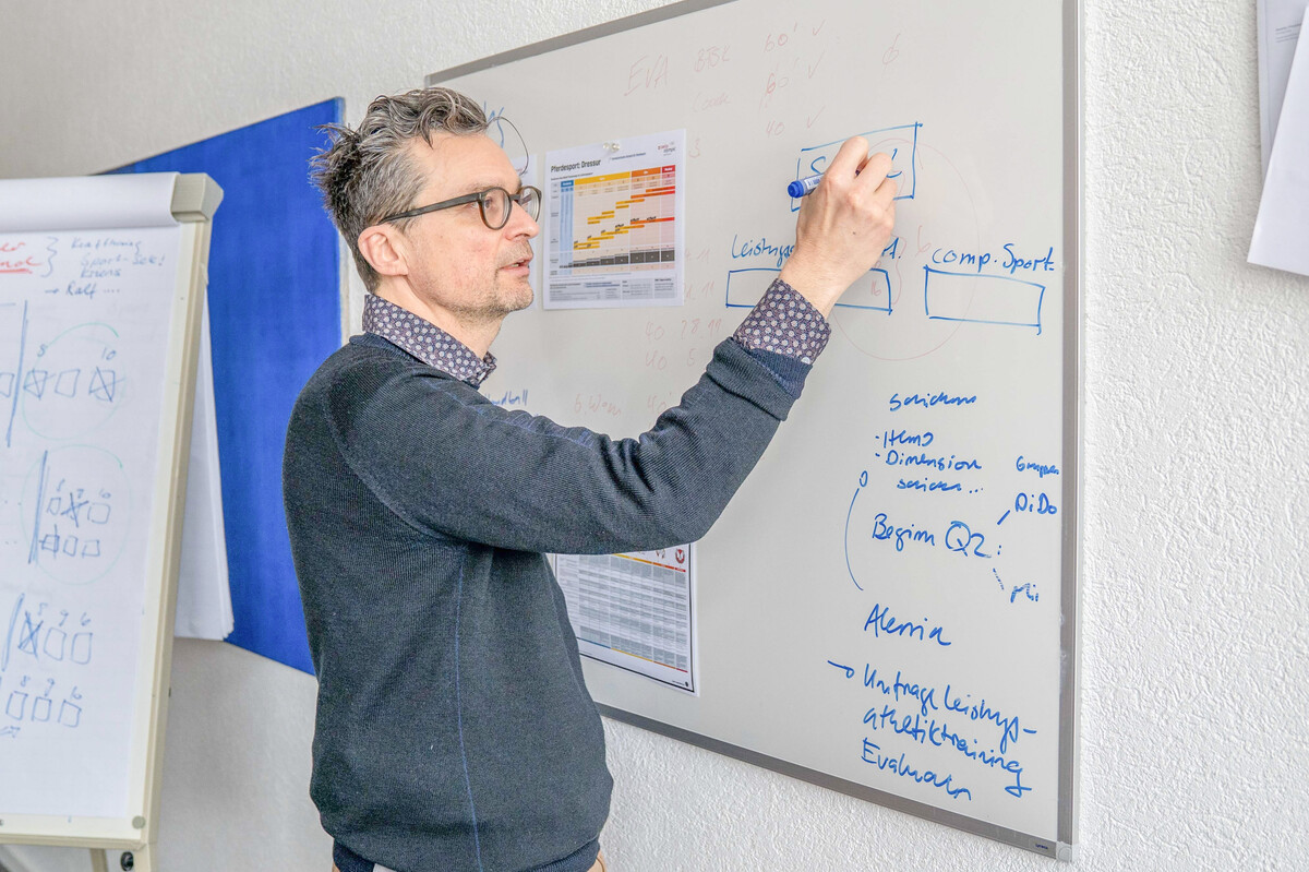 Thomas Berset, Rektor der Kantonsschule Schüpfheim, vor dem Flipchart