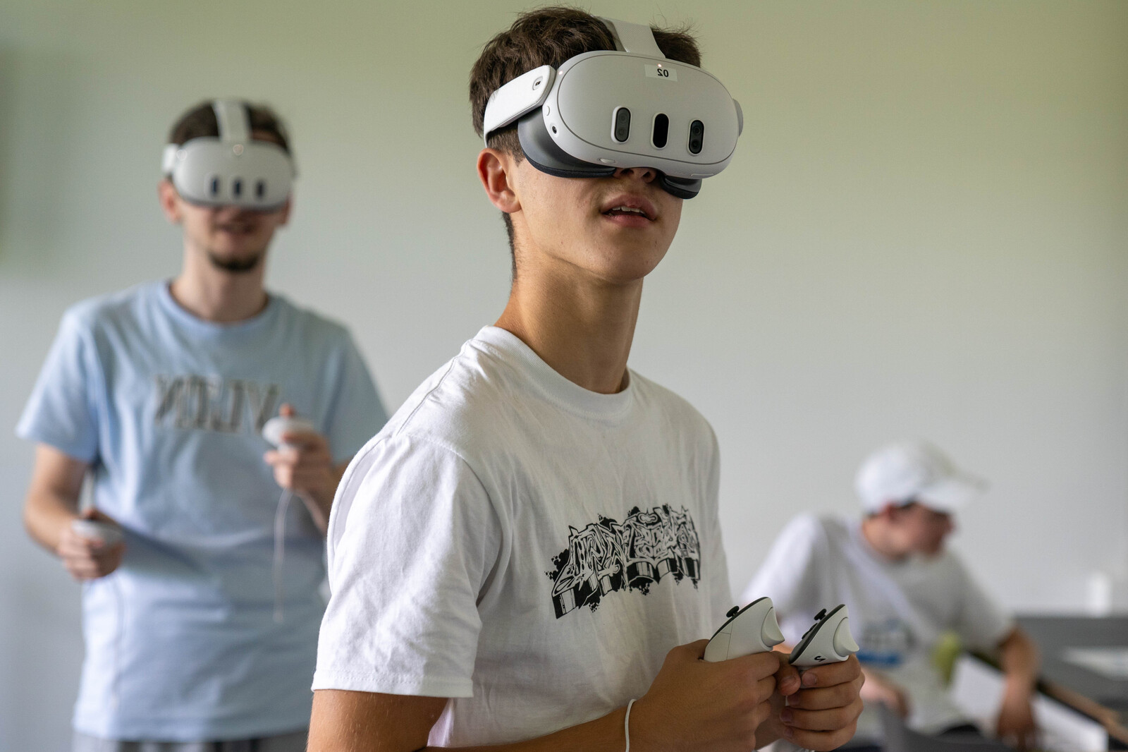 Junge von einer Berufsschule mit einer VR-Brille
